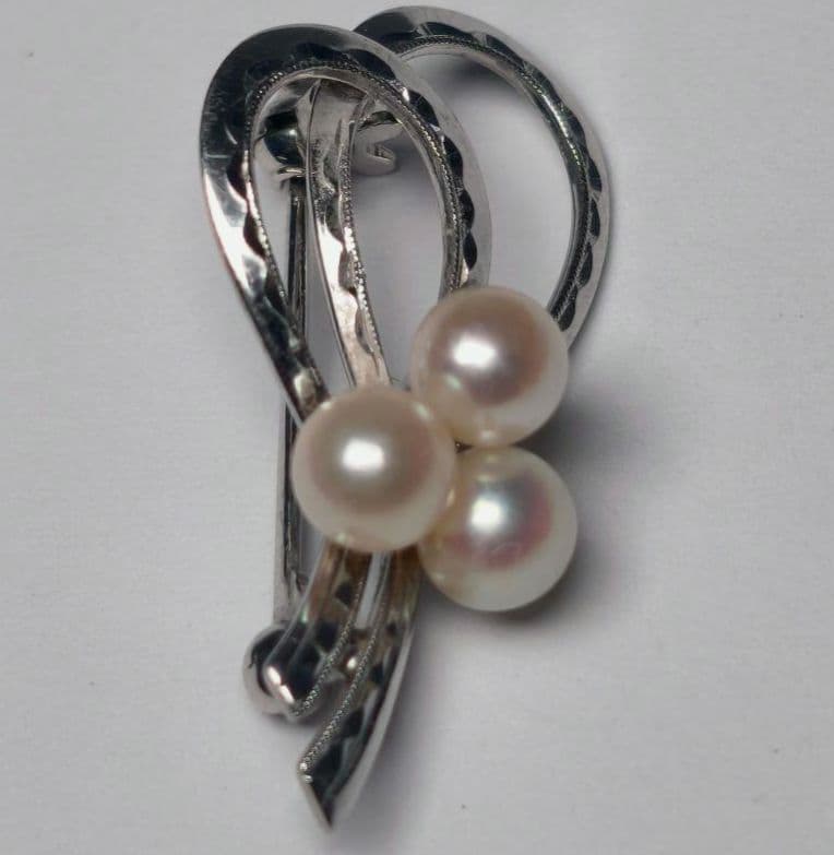 【美品 最高級】ミキモト ブローチ パール リボン 3珠 皇室御用達