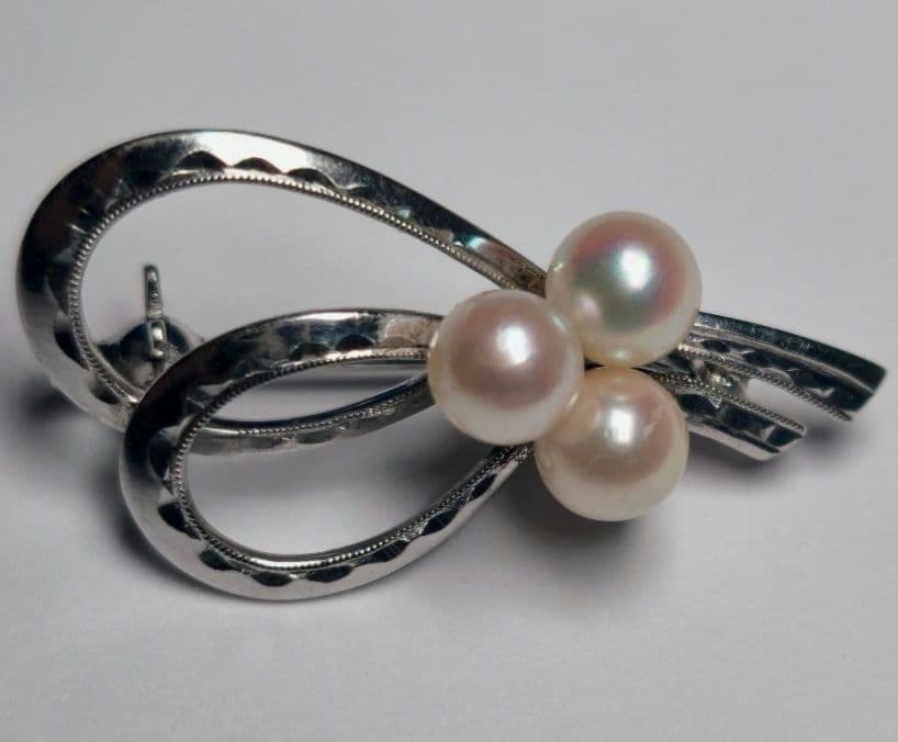 【美品 最高級】ミキモト ブローチ パール リボン 3珠 皇室御用達