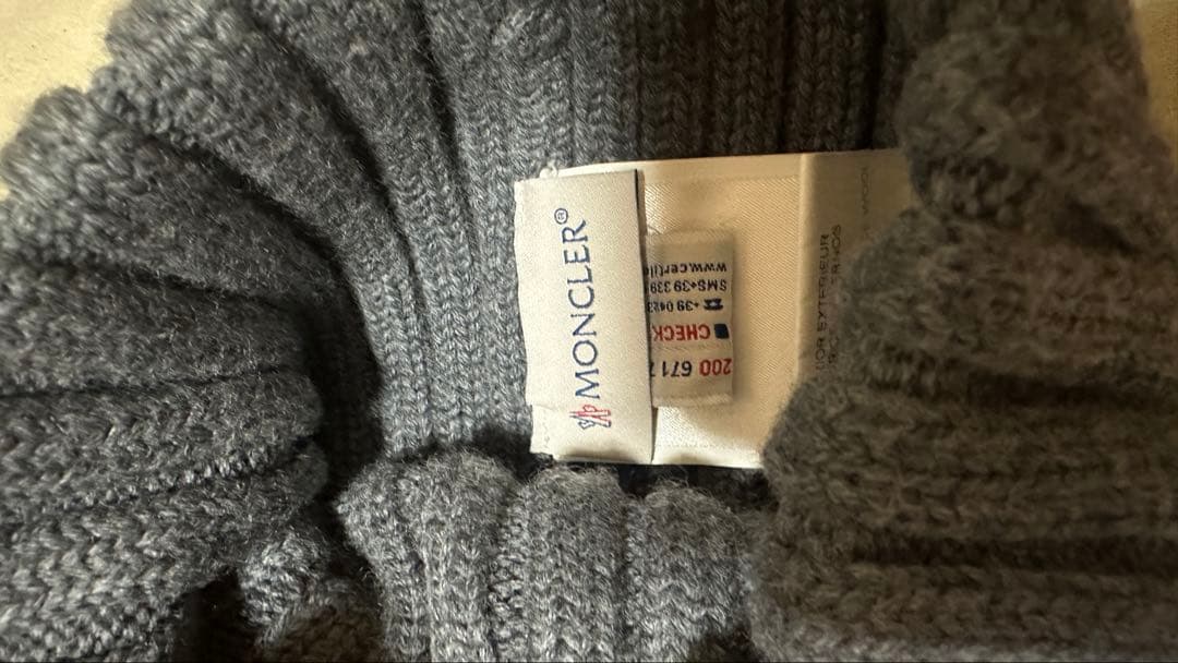 MONCLER グレー ニット帽 ポンポン付き