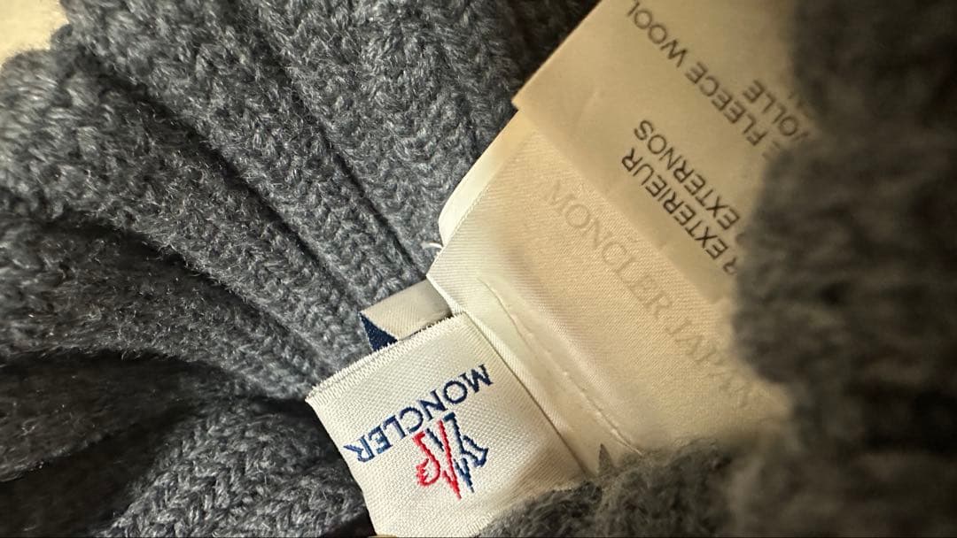 MONCLER グレー ニット帽 ポンポン付き