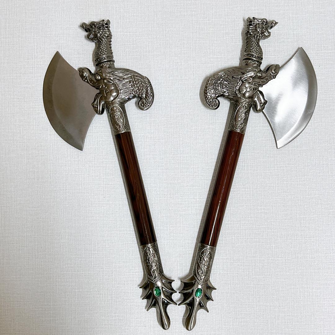 【希少✨】バトルアックスの壁掛け　中世ヨーロッパ風の壁掛け　鉄製で重量感あり