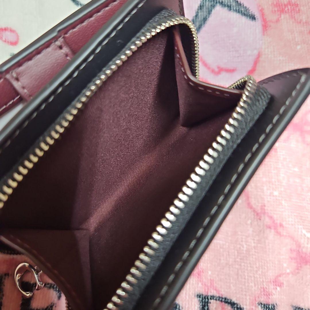 お得♡♡新品、COACHのリボン柄二つ折り財布です。