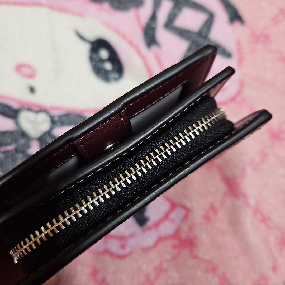 お得♡♡新品、COACHのリボン柄二つ折り財布です。