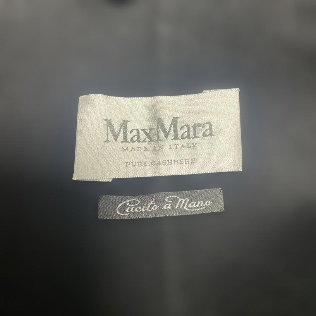 黒いベルト付きチェスターコート