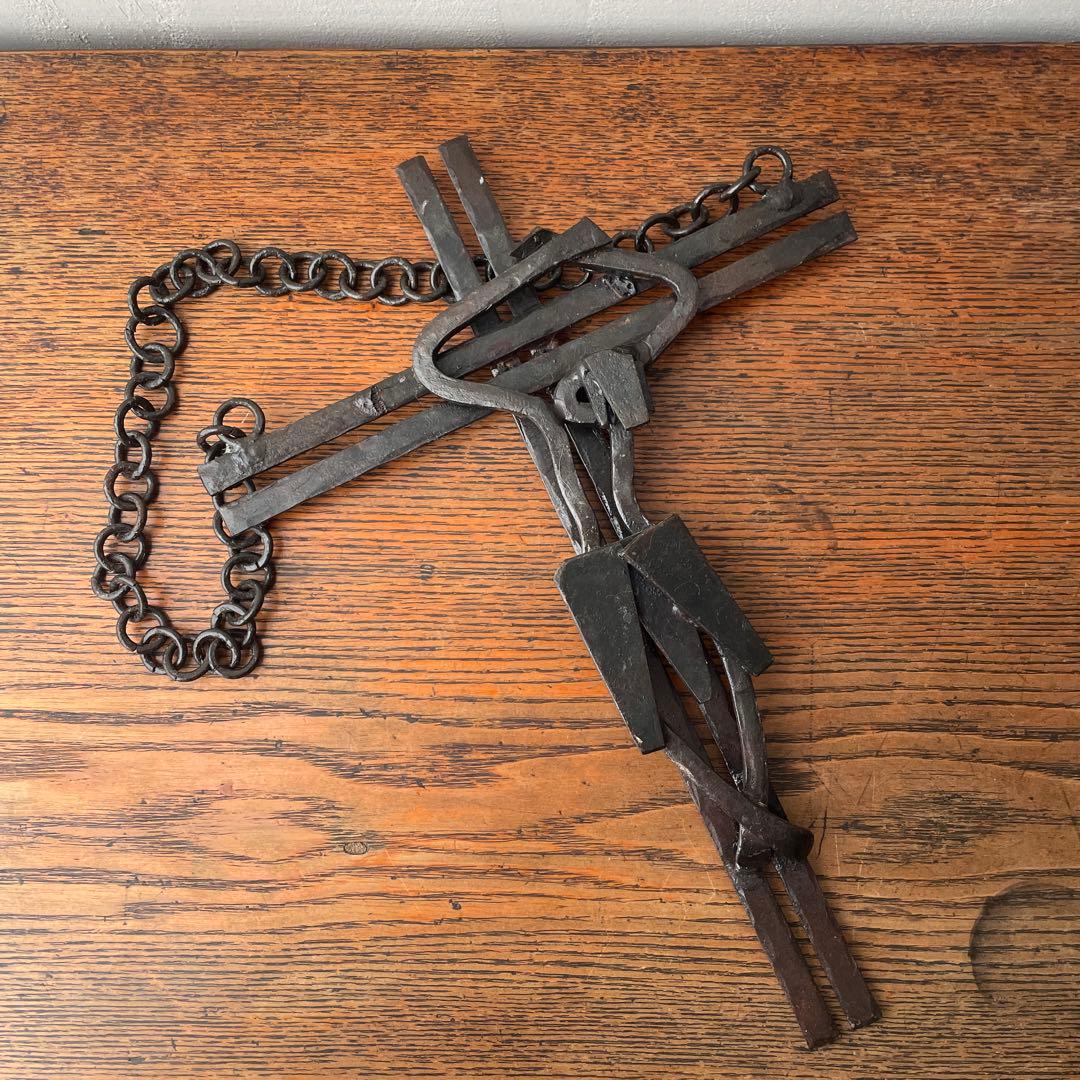 鉄の十字架　溶接　抽象的なイエスキリスト像　アイアン　モダニズム　キュビズム