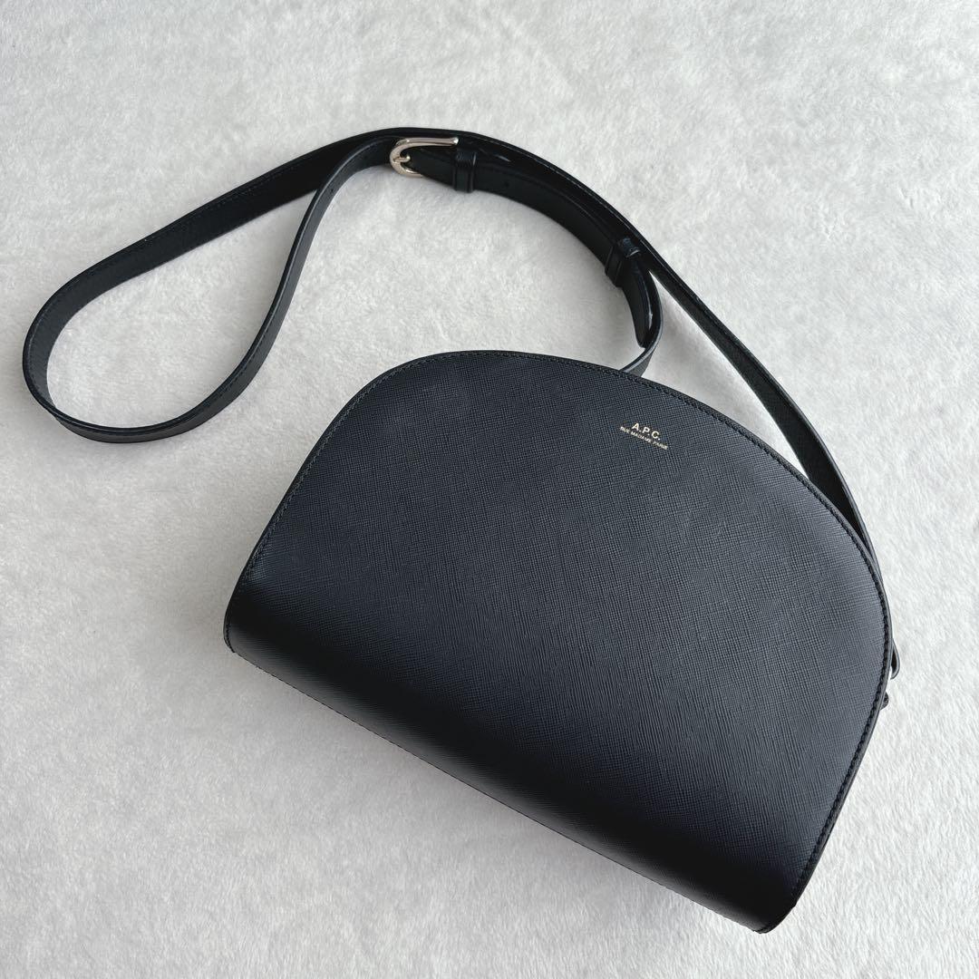 【美品】アーペーセー　ショルダーバッグ　ハーフムーン　サフィアーノ　黒