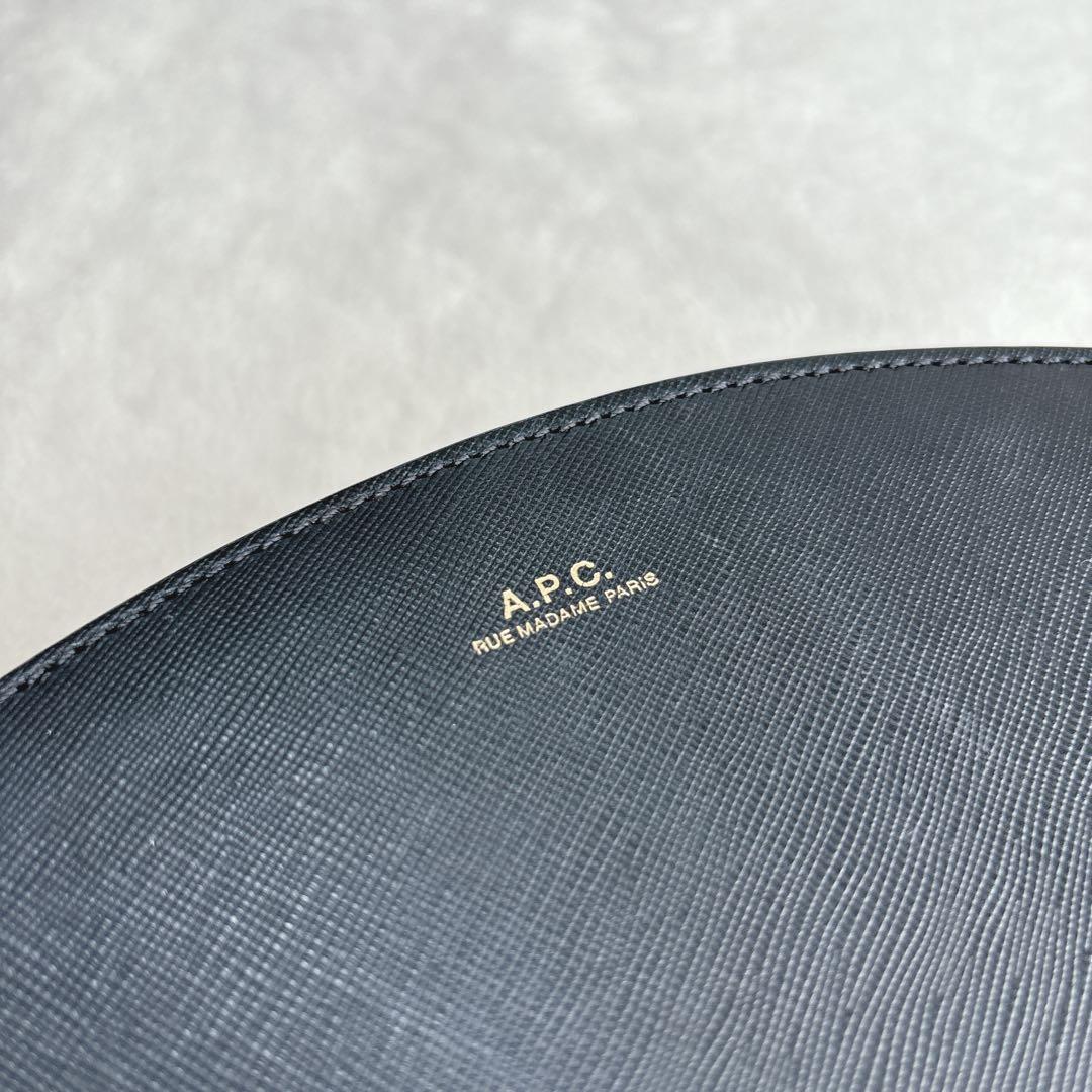 【美品】アーペーセー　ショルダーバッグ　ハーフムーン　サフィアーノ　黒