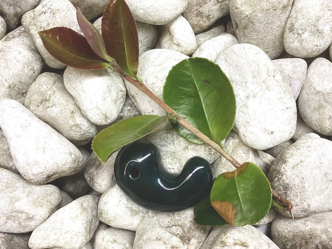 神宿る【 出雲石(青緑色の碧玉) 】島根県花仙山瑪瑙　青瑪瑙　出雲型勾玉　鑑別