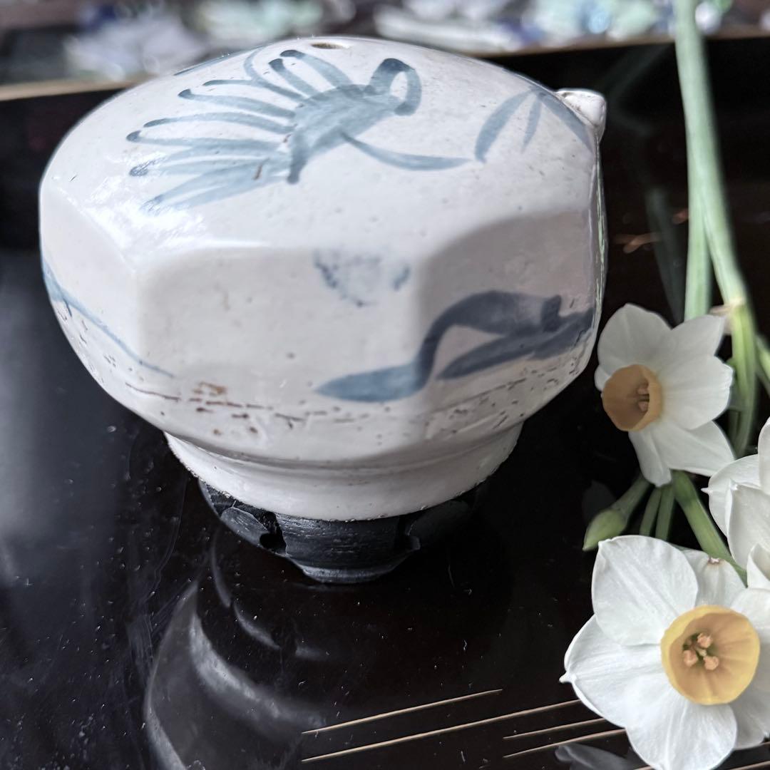 108様感謝‼️大陸の息吹‼️書人の心　染付草花文時代染付水注　水滴一点