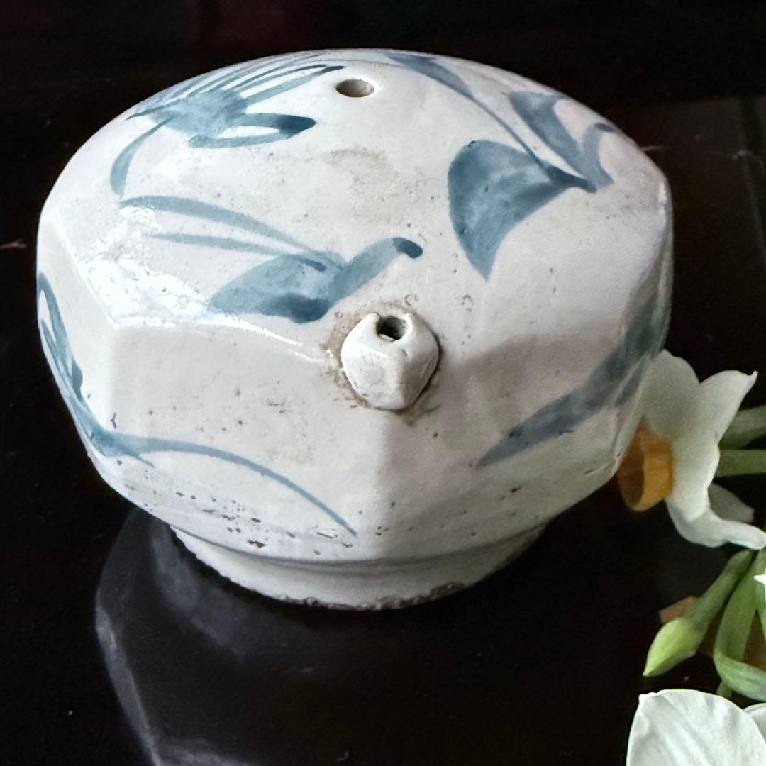 108様感謝‼️大陸の息吹‼️書人の心　染付草花文時代染付水注　水滴一点