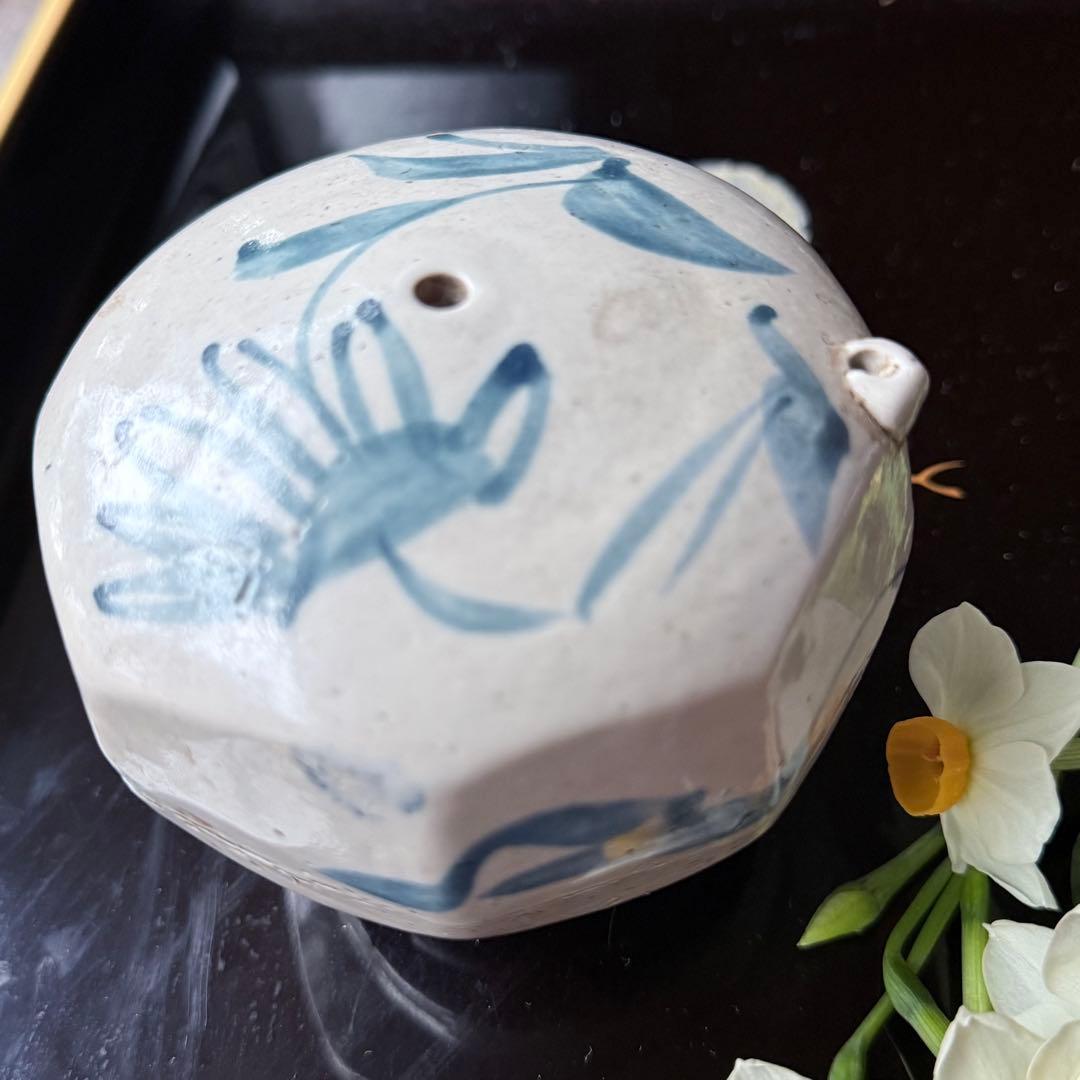 108様感謝‼️大陸の息吹‼️書人の心　染付草花文時代染付水注　水滴一点