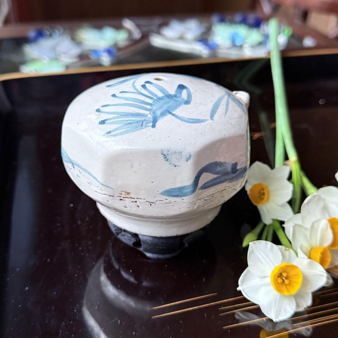 108様感謝‼️大陸の息吹‼️書人の心　染付草花文時代染付水注　水滴一点