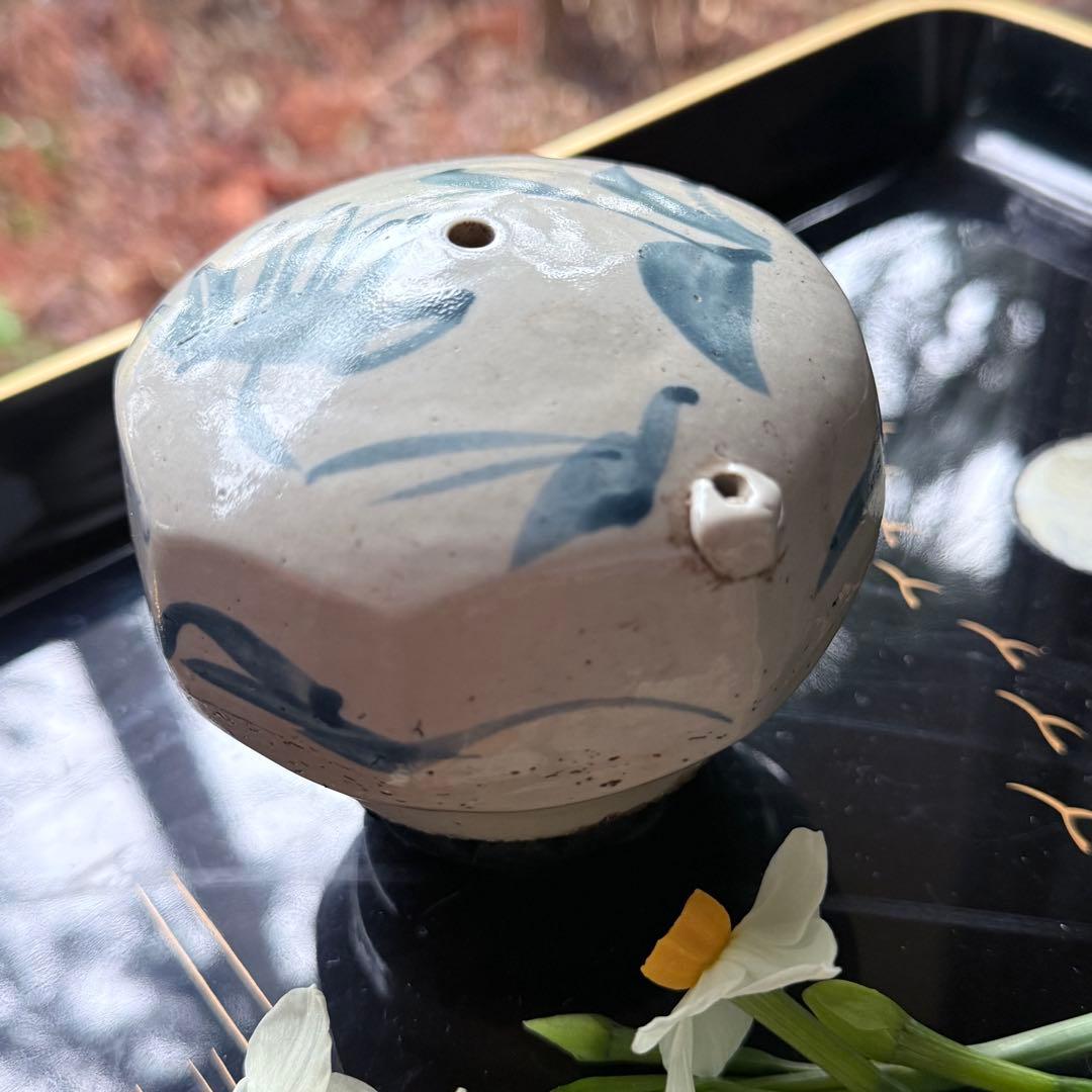 108様感謝‼️大陸の息吹‼️書人の心　染付草花文時代染付水注　水滴一点