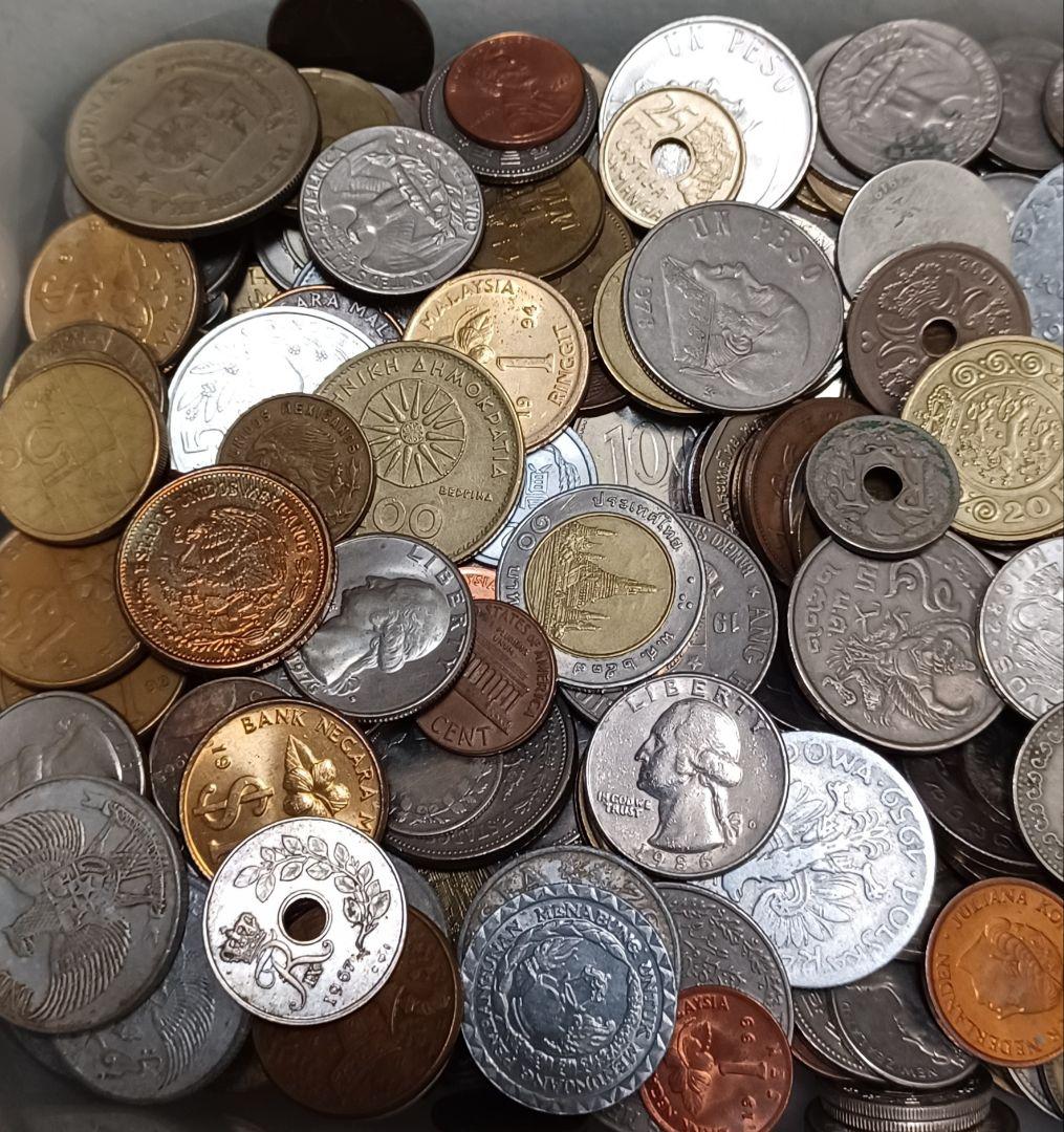 重さ1.7kg分の海外(外国)硬貨 ケースの硬貨おまけ付きとおまけ銀貨1点