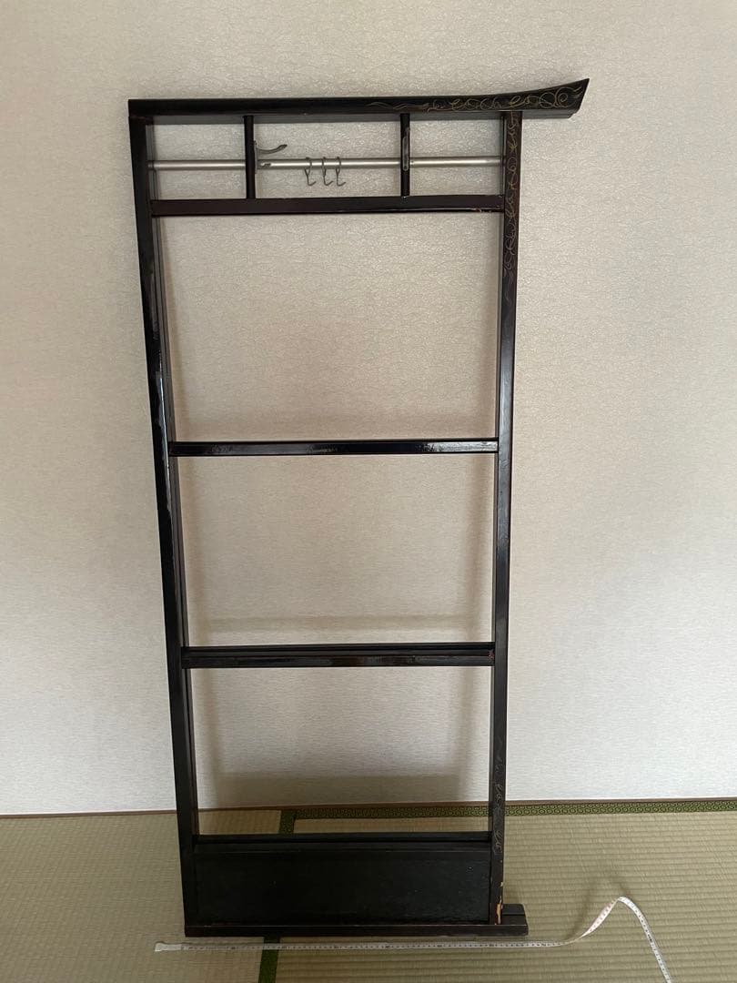 漆塗り　黒の木製衣桁 花の絵柄付き　着物掛け　着物ハンガー　衣桁　骨董品