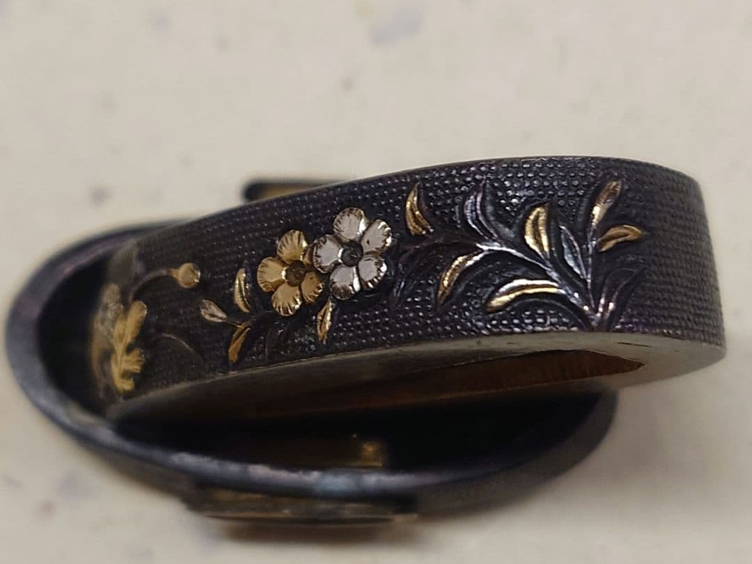 縁頭、赤銅魚子地に秋草に鶉図