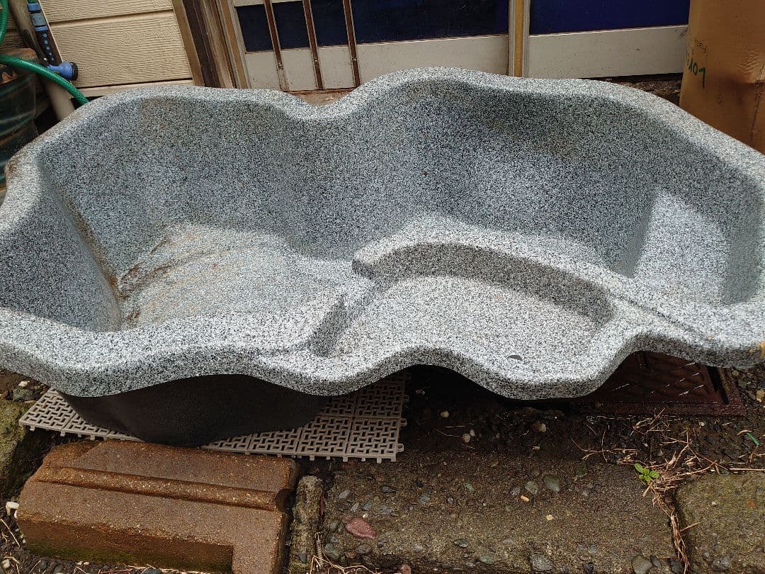 大型プラスチック水槽 自然石風デザイン