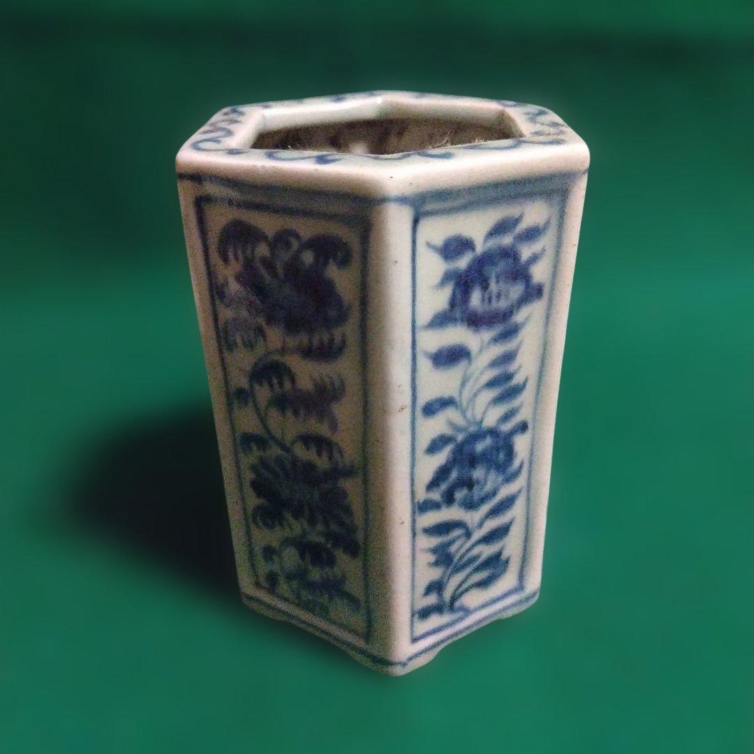 青白い六角形筆立 陶器製 花柄　筆立て　染付