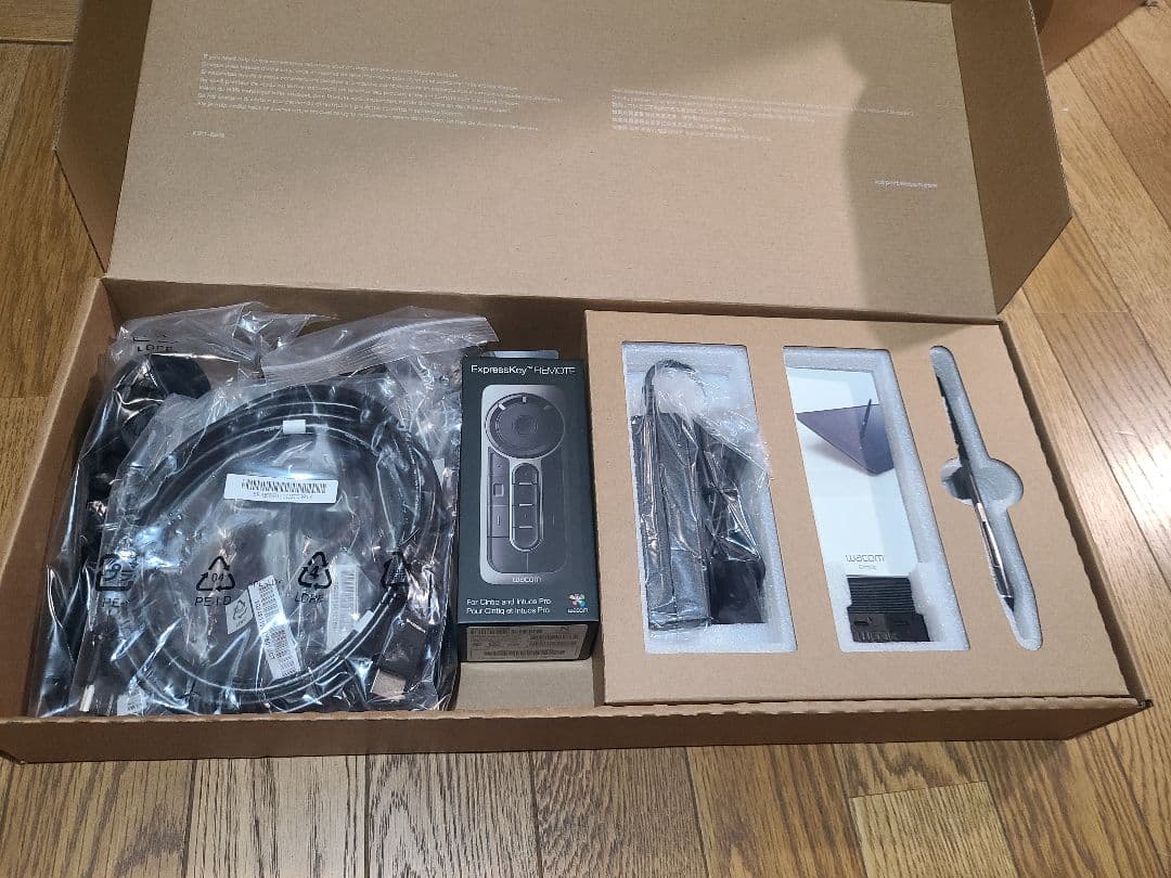 ワコム Cintiq 22（DTK2260K0D) 新品、未使用品