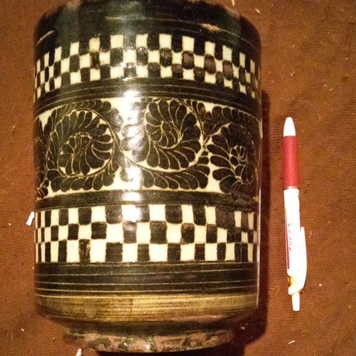 中国陶磁器　磁州窯　浮き彫り筒型壺