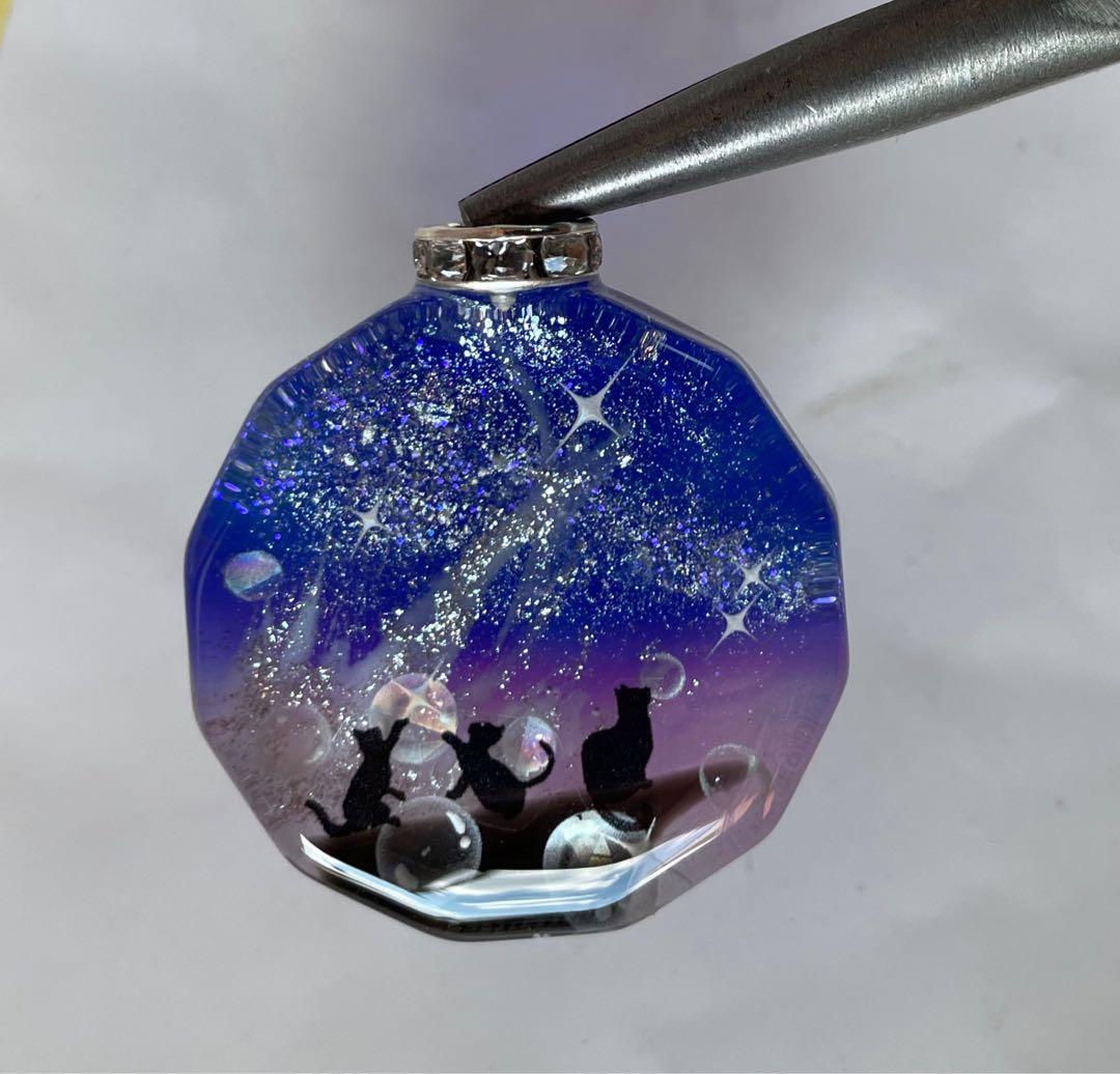レジン/幻想の星空と子猫達　蓄光　オルゴナイトネックレス