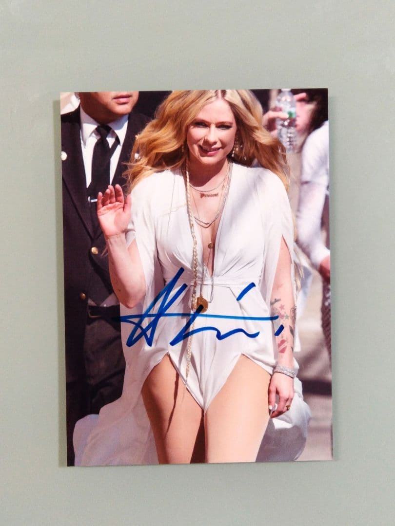 アヴリル・ラヴィーン直筆サイン入り2Lサイズ写真‥Avril Lavigne…
