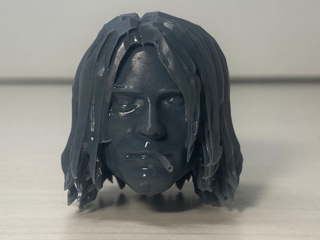 カート・コバーン像　2体　(片方は喫煙)