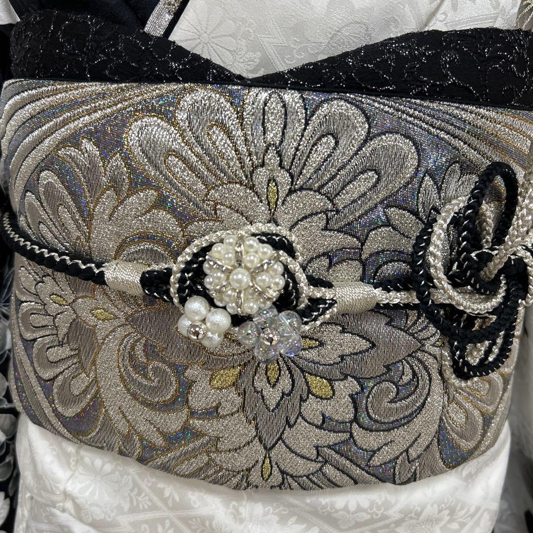 白地に黒　シックな椿や小花の振袖フルセット