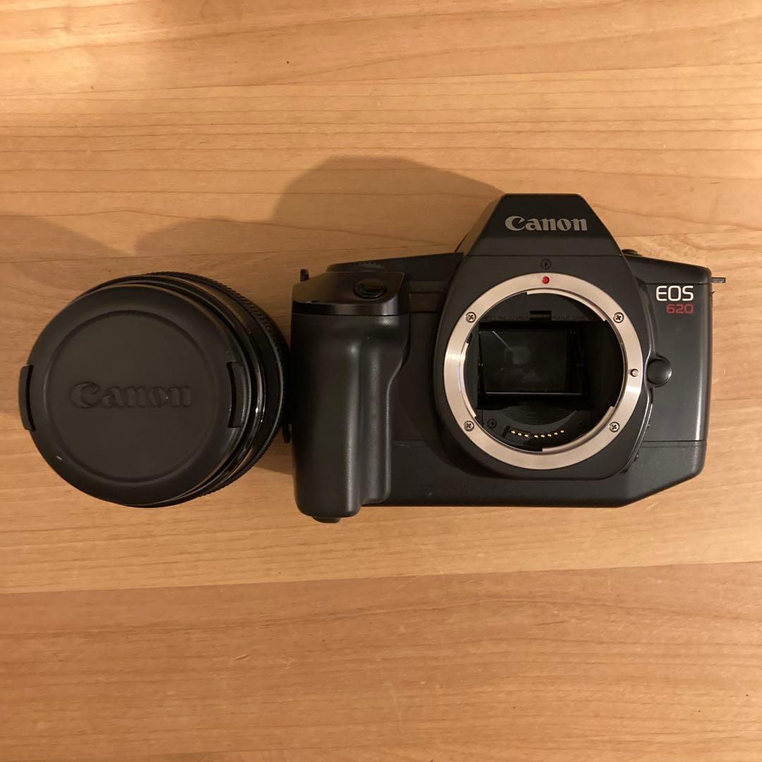 Canon EOS 620.フィルム一眼レフカメラ、レンズ.フィルター. ライト