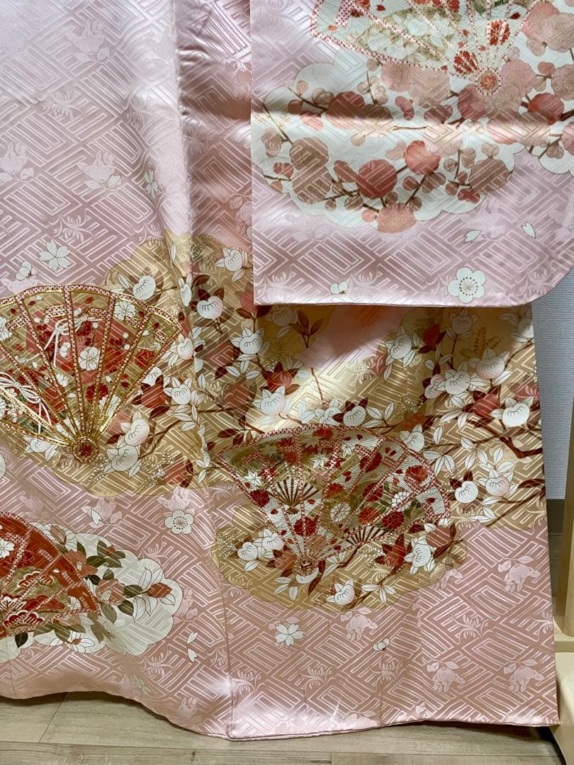 C 美品 吉澤友禅 扇に花々 金駒刺繍 金彩 淡い薄ピンク 正絹 袷 振袖 着物