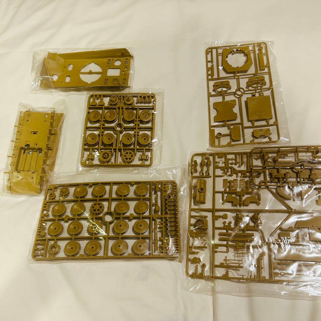 【未組み立】タミヤ 1/35 電動RC タンク ドイツ軍 パンサーG 後期型 /