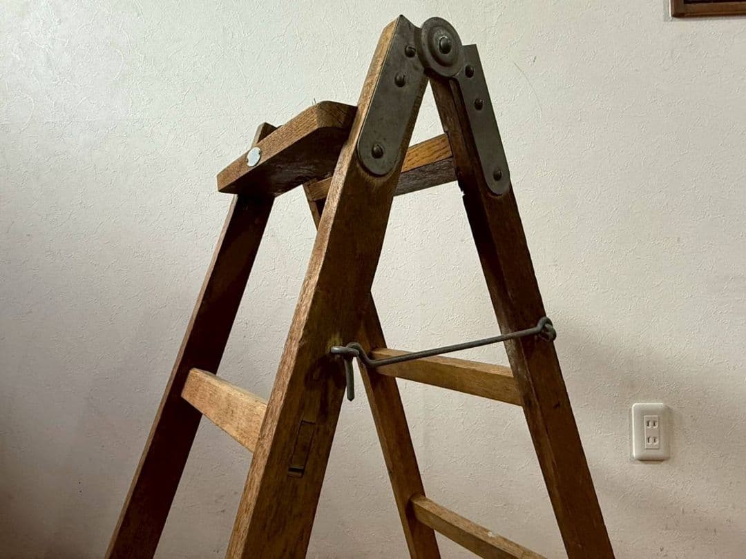 1092 ビンテージ　古い木のステップラダー　脚立　梯子　飾り棚　古家具　レトロ