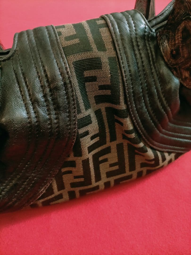 FENDI フェンディ ズッカ柄のスパイバッグ