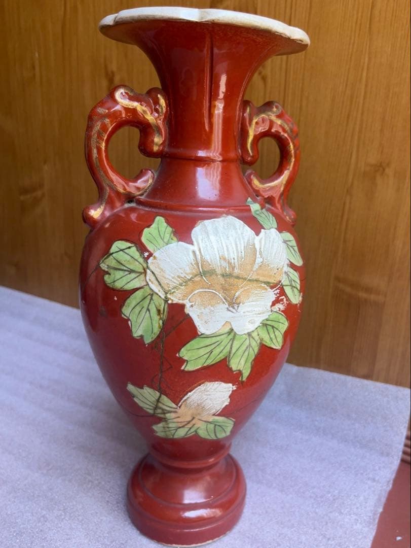 赤色の日本伝統陶器花瓶