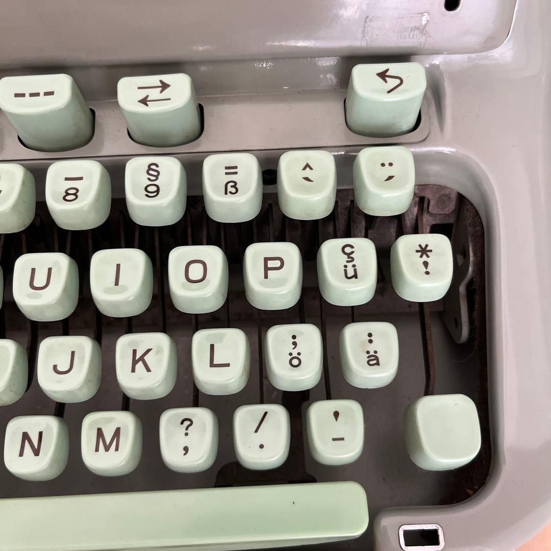 希少 タイプライター HERMES 3000 ウムラウト ドイツ スウェーデン語