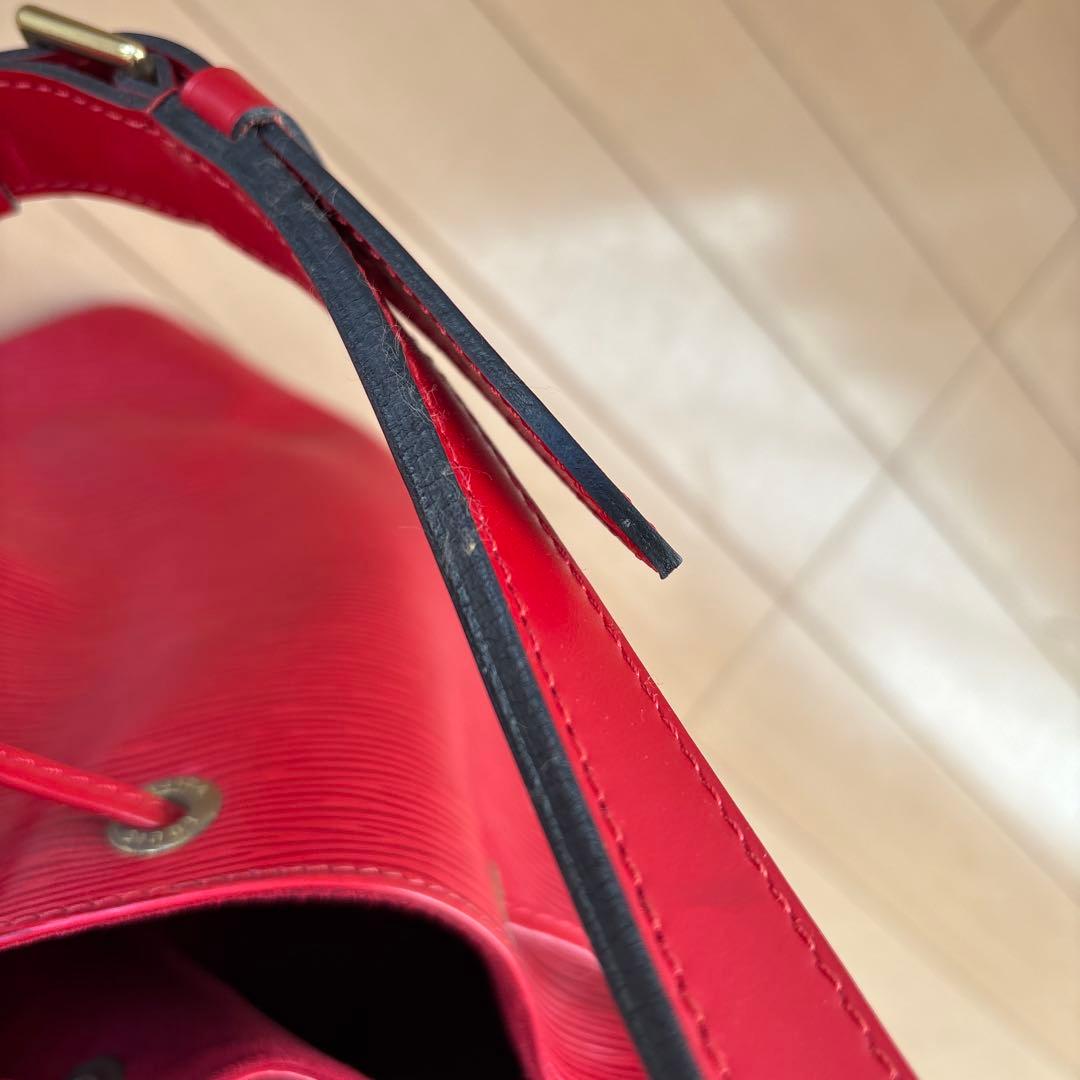 Louis Vuitton エピレザー レッドショルダーバッグ