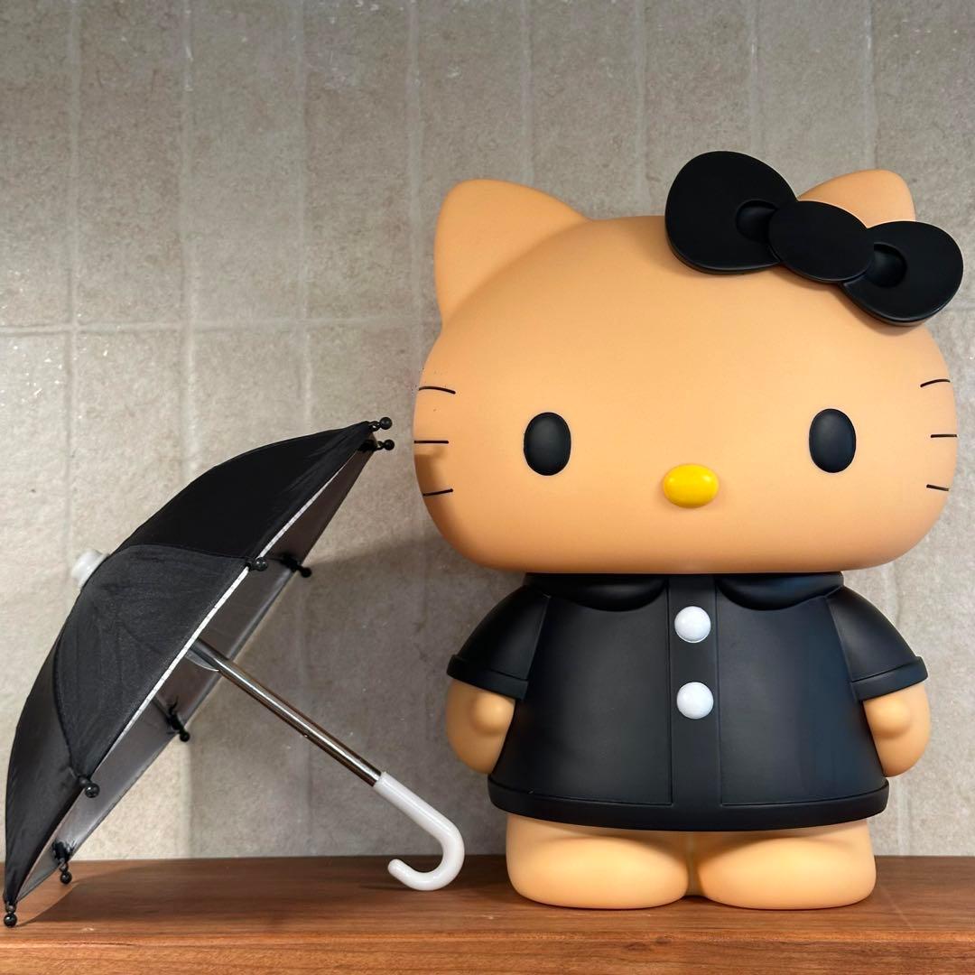 ハローキティ 黒いコート PVC貯金箱