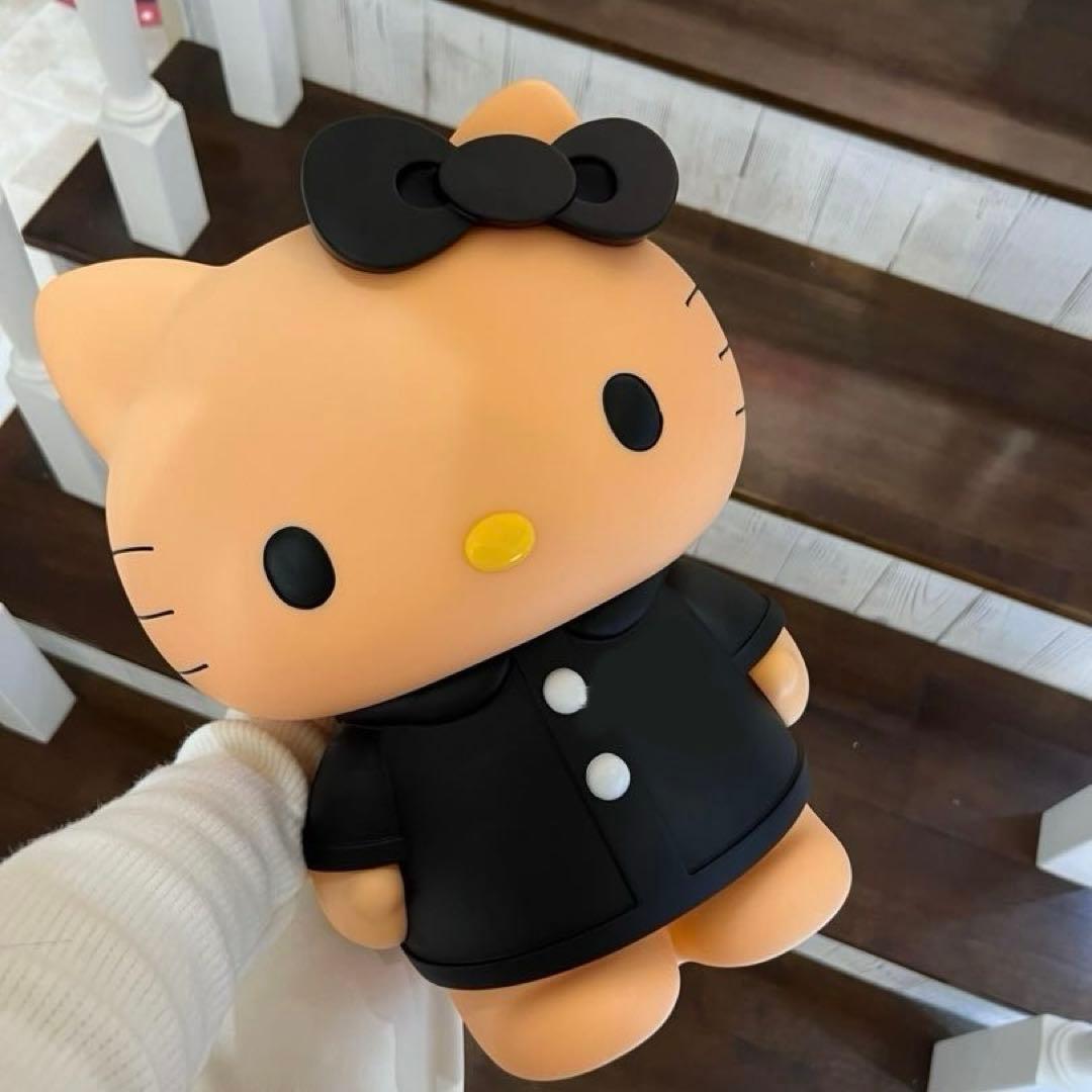 ハローキティ 黒いコート PVC貯金箱