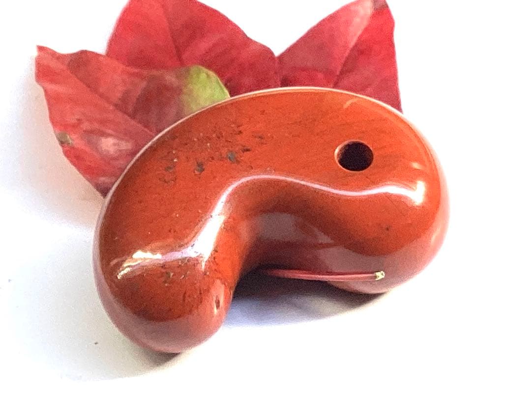 ✳天然の証【黒線】【黒筋】入り　佐渡赤石勾玉　特大サイズ　鑑別書無しの安価卸し