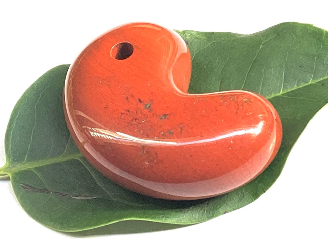 ✳天然の証【黒線】【黒筋】入り　佐渡赤石勾玉　特大サイズ　鑑別書無しの安価卸し