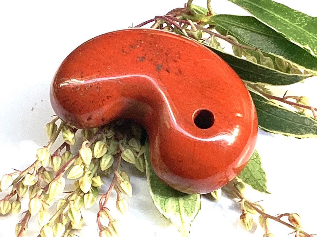 ✳天然の証【黒線】【黒筋】入り　佐渡赤石勾玉　特大サイズ　鑑別書無しの安価卸し