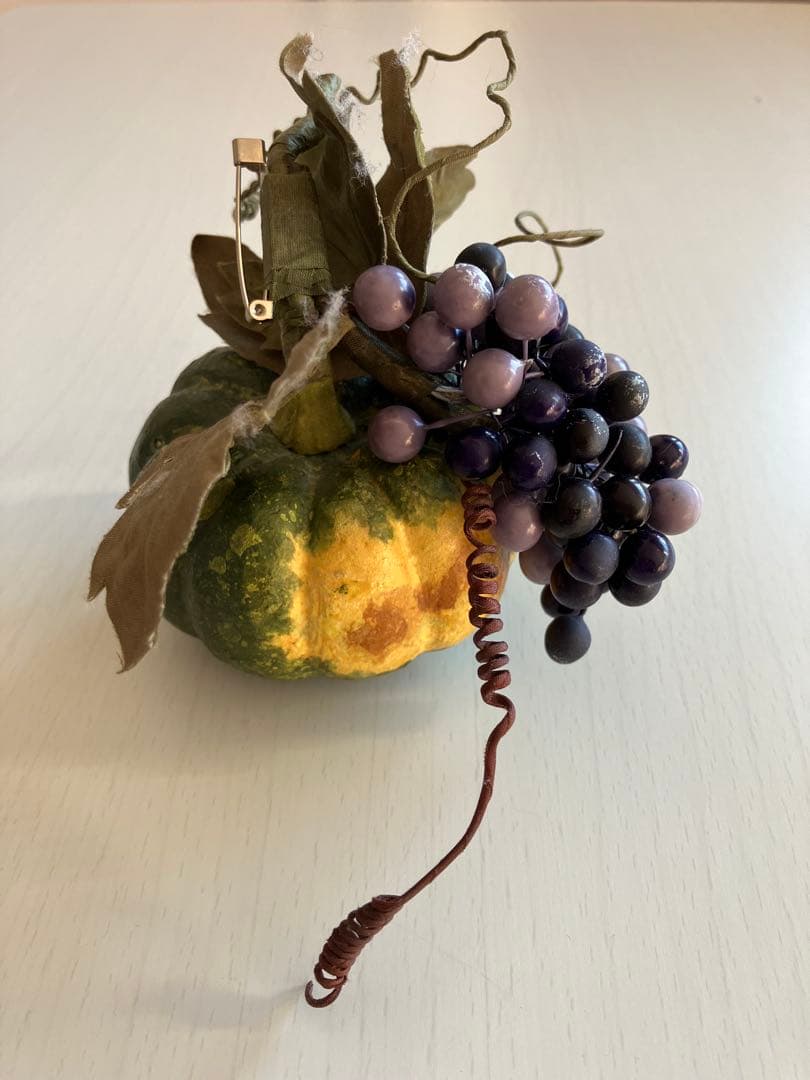 カネコイサオ 南瓜と葡萄のコサージュ