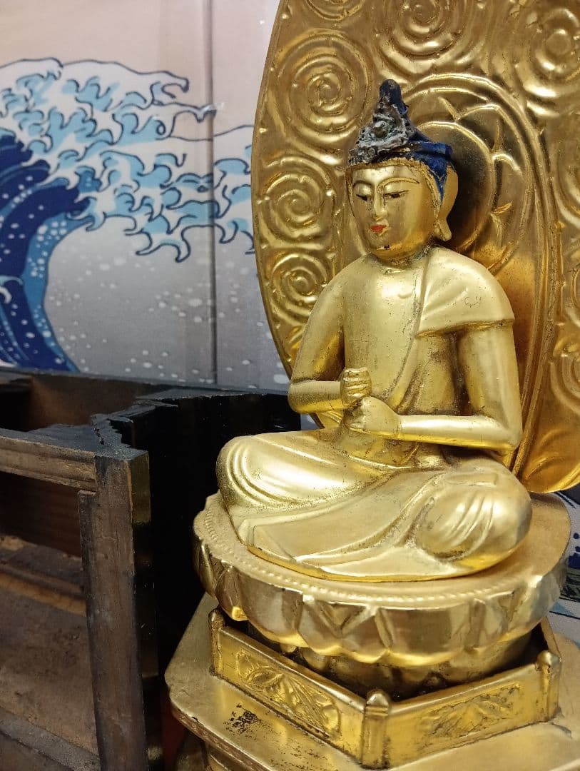 大日如来明治大正時代頃木製金箔塗座像高さ４３センチ（台座含む）台座虫喰い有り品