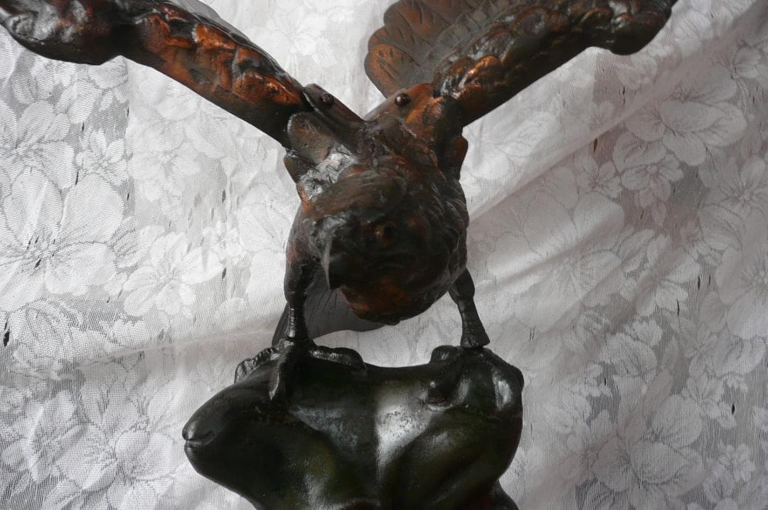 金属製、鷹鳥の置物