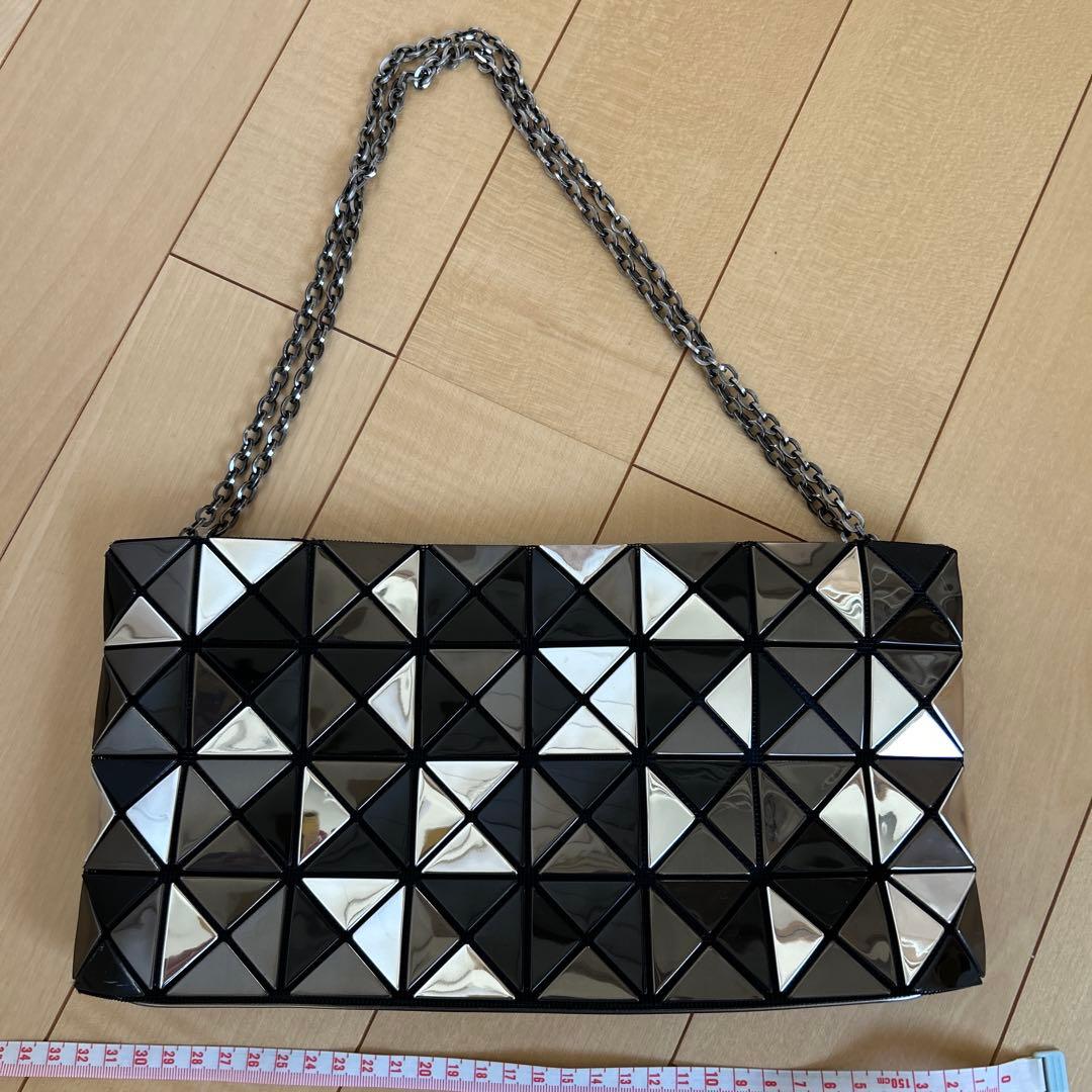 BAO BAO パーティーバッグ 三角形デザイン 黒と銀