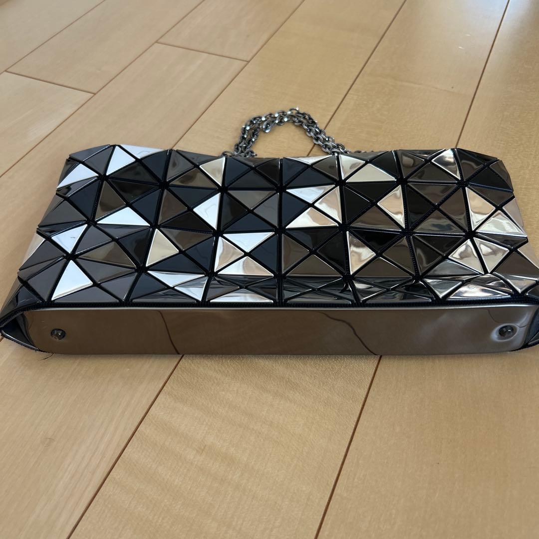 BAO BAO パーティーバッグ 三角形デザイン 黒と銀