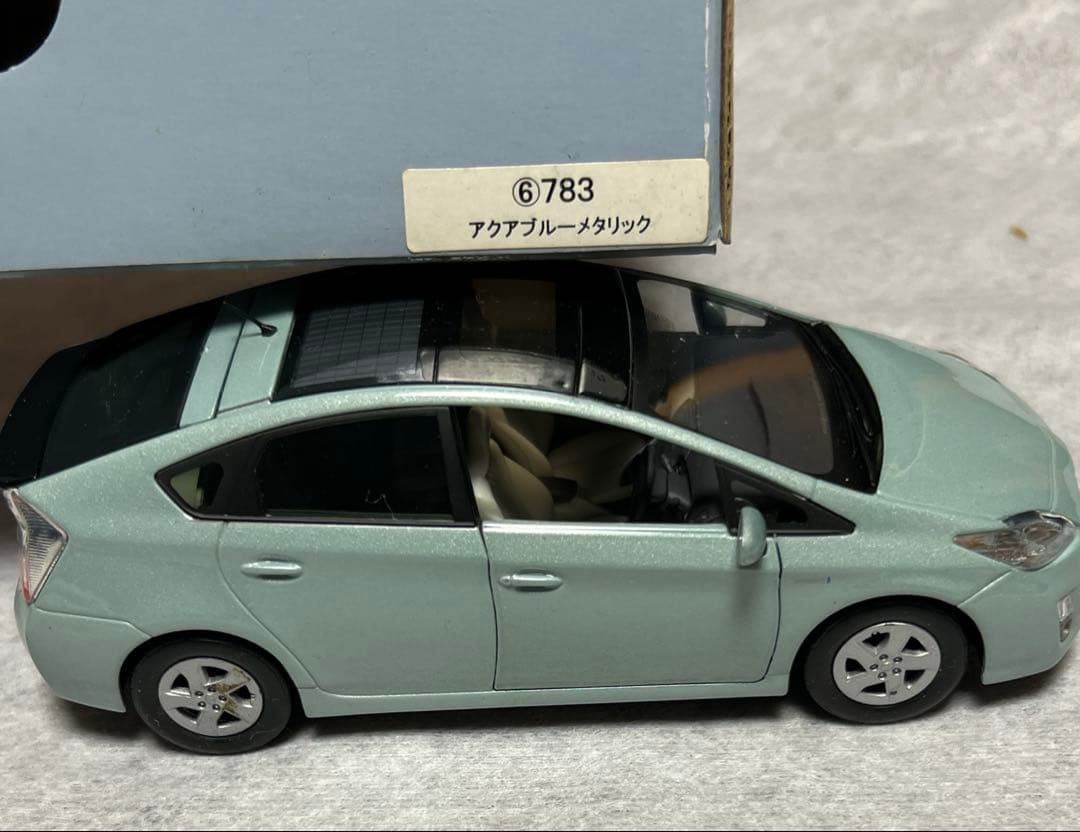 トヨタ　プリウス　カラーサンプル　アクアブルー