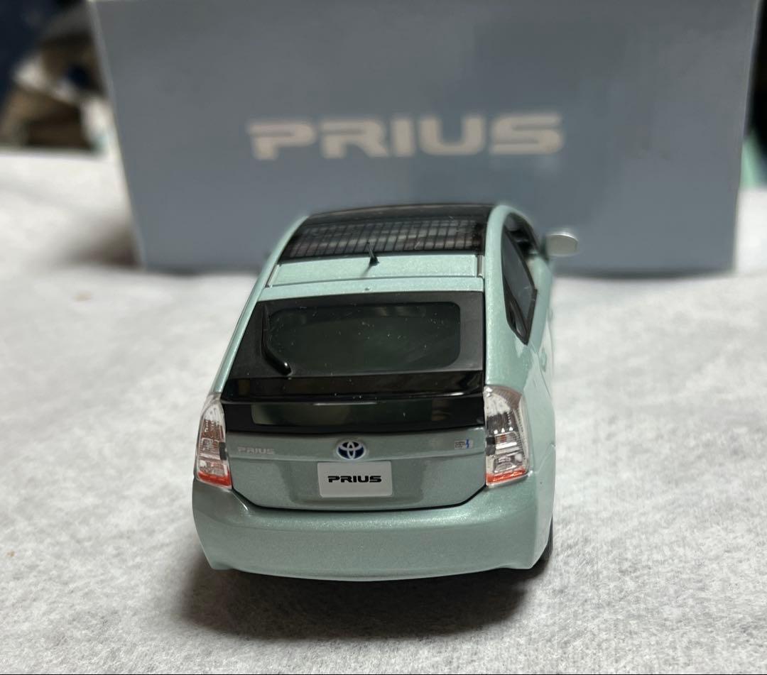 トヨタ　プリウス　カラーサンプル　アクアブルー