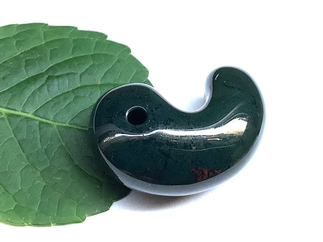 神宿る【 出雲石(青緑色の碧玉) 】島根県花仙山瑪瑙　青瑪瑙　出雲型勾玉　鑑別‼️