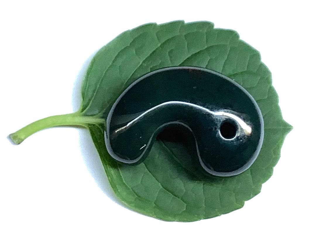 神宿る【 出雲石(青緑色の碧玉) 】島根県花仙山瑪瑙　青瑪瑙　出雲型勾玉　鑑別‼️